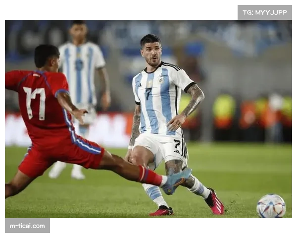 特写：替补奇兵！恩佐拉进球后冲向场边与主帅意大利诺激情庆祝